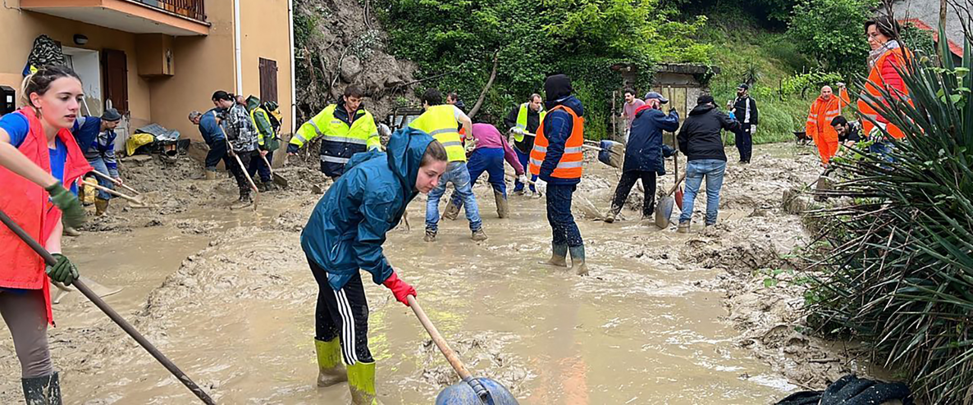 Gruppo di volontari impegnato nelle operazioni a Monzuno durante un'emergenza